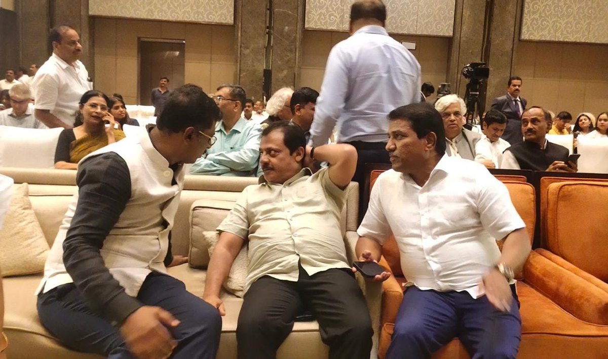 BZZameerAhmedK's tweet photo. ಇಂದು ಬೆಂಗಳೂರಿನ ಶಾಂಗ್ರಿಲಾ ಹೋಟೆಲ್ ನಲ್ಲಿ ನಡೆದ ಮಾನ್ಯ ಸಚಿವರಾದ ಸಂತೋಷ್ ಲಾಡ್ ಅವರ ಪುತ್ರ ಕರಣ್ ಲಾಡ್ ಅವರು ಬರೆದಿರುವ ಪುಸ್ತಕ ಬಿಡುಗಡೆ ಸಮಾರಂಭದಲ್ಲಿ ಭಾಗವಹಿಸಿ, ಶುಭ ಹಾರೈಸಿದೆ. ಅನೇಕ ಗಣ್ಯರು ಸಮಾರಂಭದಲ್ಲಿ ಭಾಗವಹಿಸಿದ್ದರು.

@SantoshSLadINC https://t.co/pRXmqqnUdH