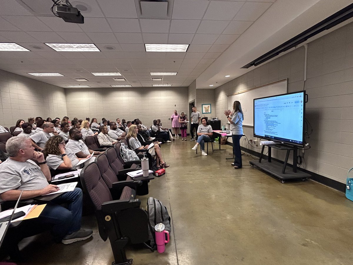 bmm628's tweet photo. @JEFCOED @JanetHagood1 @jlmaye_maye #LeadingIntentionally 
Federal Programs Session!!! https://t.co/9ug7ZHpqDV