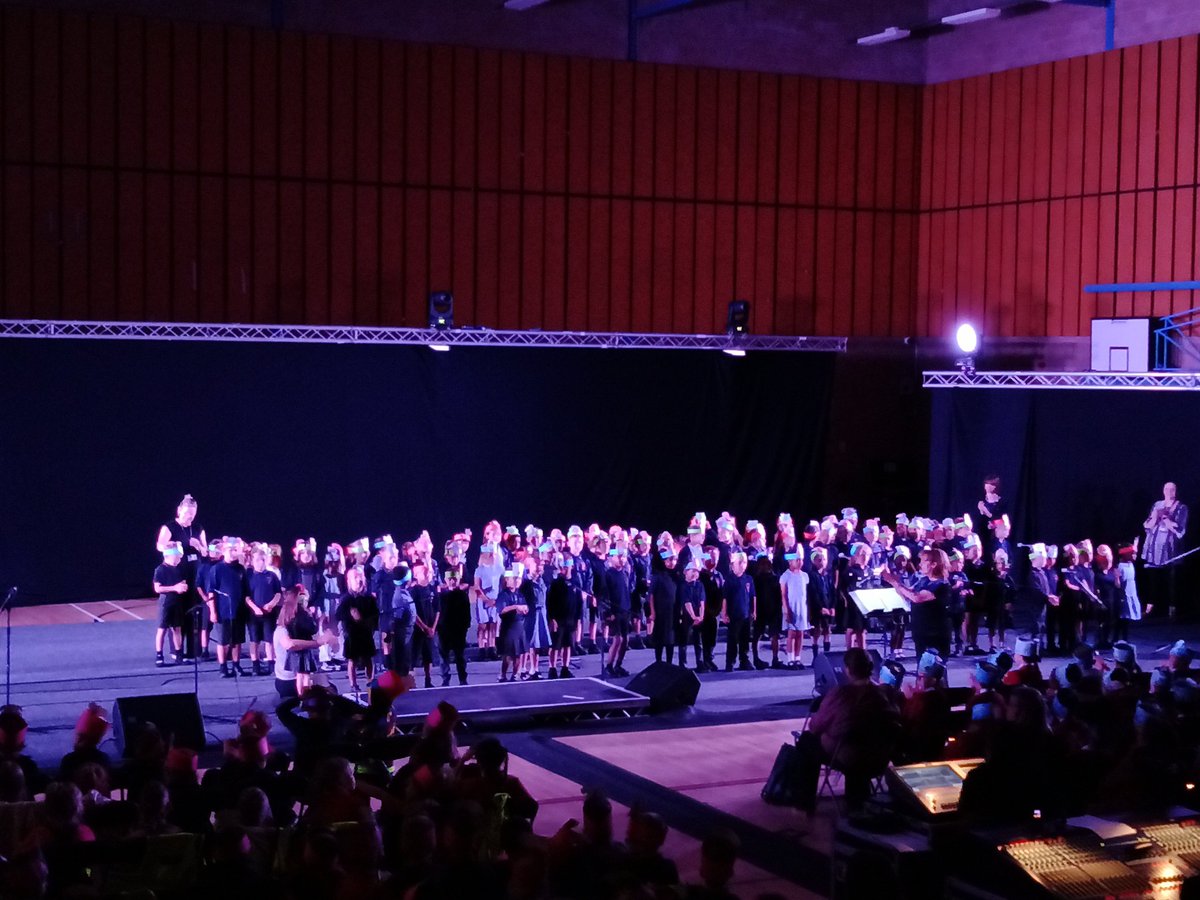 Miss Taylor tweet media