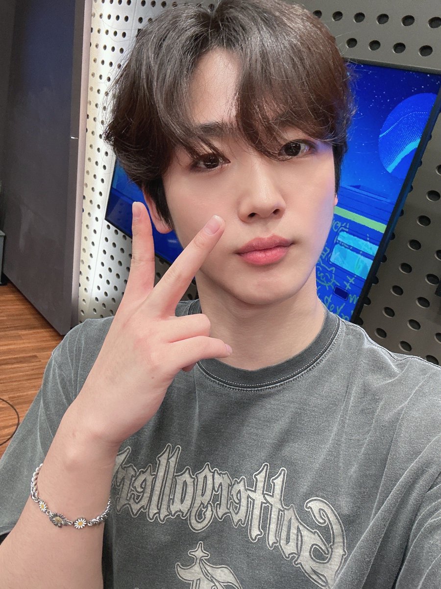 WEi__Official's tweet photo. 언제 들어도 달콤하지만 새벽에 들으면 달콤함이 배가 되는 목소리 욯디🍭
요하니랑 늦은 시간까지 함께해주셔서 감사합니다 잘자요🌕

#위아이 #WEi 
#김요한 #KIMYOHAN 
#Eternally #질주 #OVERDRIVE https://t.co/T0cUXwI4K8