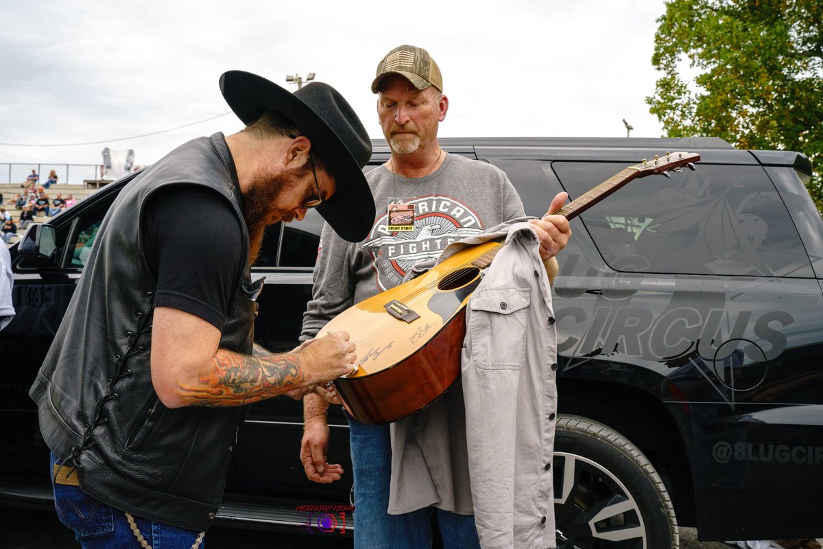 8LUGCIRCUS's tweet photo. @wheyjennings autographing a fans guitar backstage 🤘 

#8lugcircus #bohspecialists #wheyjennings #countrymusic  #traditionalcountry #music #countrystrong #countrynews #musicscene #backstagepass #backstagefun #backstagelife #musicfan #autograph #celebrity #musicfestival https://t.co/qnGR2IWZZ7
