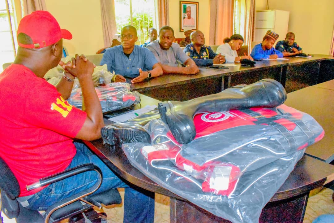 mmukaddas's tweet photo. 3/
Life saving jackets & rain boots were donated to d divers for use by canoe passengers & operators, courtesy #NIWA & #KADSEMA respectively.
On behalf of His Excellency Governor @ubasanius, i thanked them for their continued selfless humanitarian services to d state.
#Flood https://t.co/tXVi4ZbIdQ