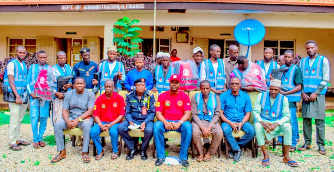 mmukaddas's tweet photo. 3/
Life saving jackets & rain boots were donated to d divers for use by canoe passengers & operators, courtesy #NIWA & #KADSEMA respectively.
On behalf of His Excellency Governor @ubasanius, i thanked them for their continued selfless humanitarian services to d state.
#Flood https://t.co/tXVi4ZbIdQ