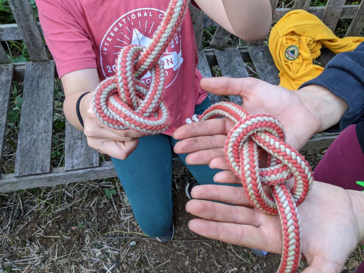 #Banbury Venturers and Pioneers have enjoyed lots of outdoor <a href="/woodcraftfolk/">Woodcraft Folk 🌍</a> groupnights recently. 
Last week's bushcraft session included firelighting, learning new knots, campfire doughnuts and hot chocolate. Yummy! Yummy!