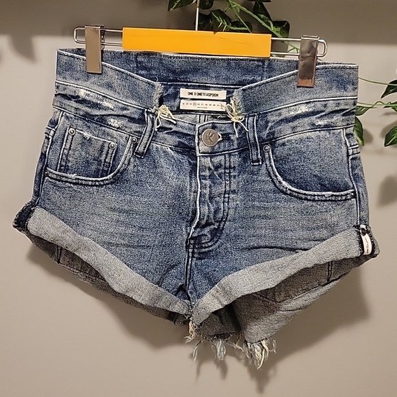 xosheconquerors's tweet photo. So good I had to share! Check out all the items I'm loving on @Poshmarkapp #poshmark #fashion #style #shopmycloset #oneteaspoon: https://t.co/cNwb7ZArnl https://t.co/DJpT1qB93W