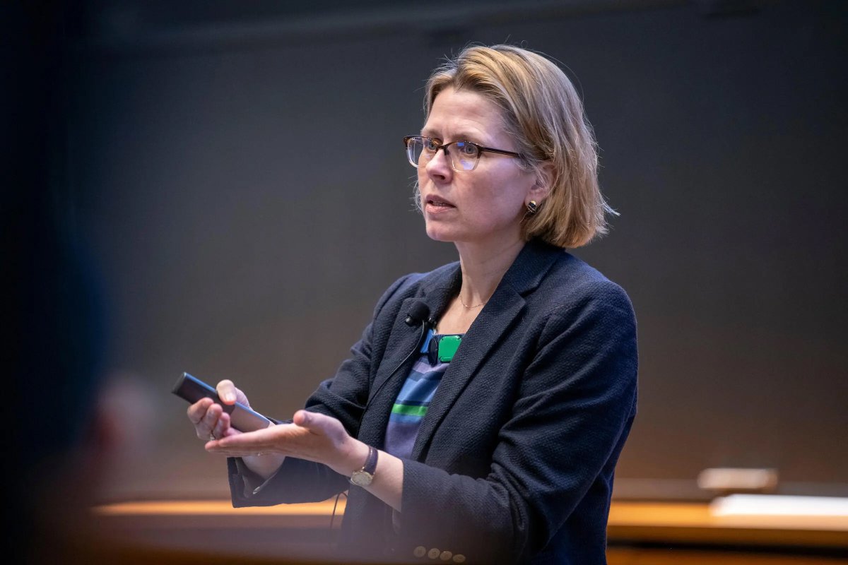 Eric_Anceau's tweet photo. Fiona Scott Morton, Américaine, ancienne de l'administration Obama, très proche des milieux dirigeants US actuels et qui, cerise sur le gâteau a travaillé pour certaines des plus grosses multinationales US vient d'être nommée cheffe de la concurrence européenne par Ursula von den Leyen. Tout est dit !