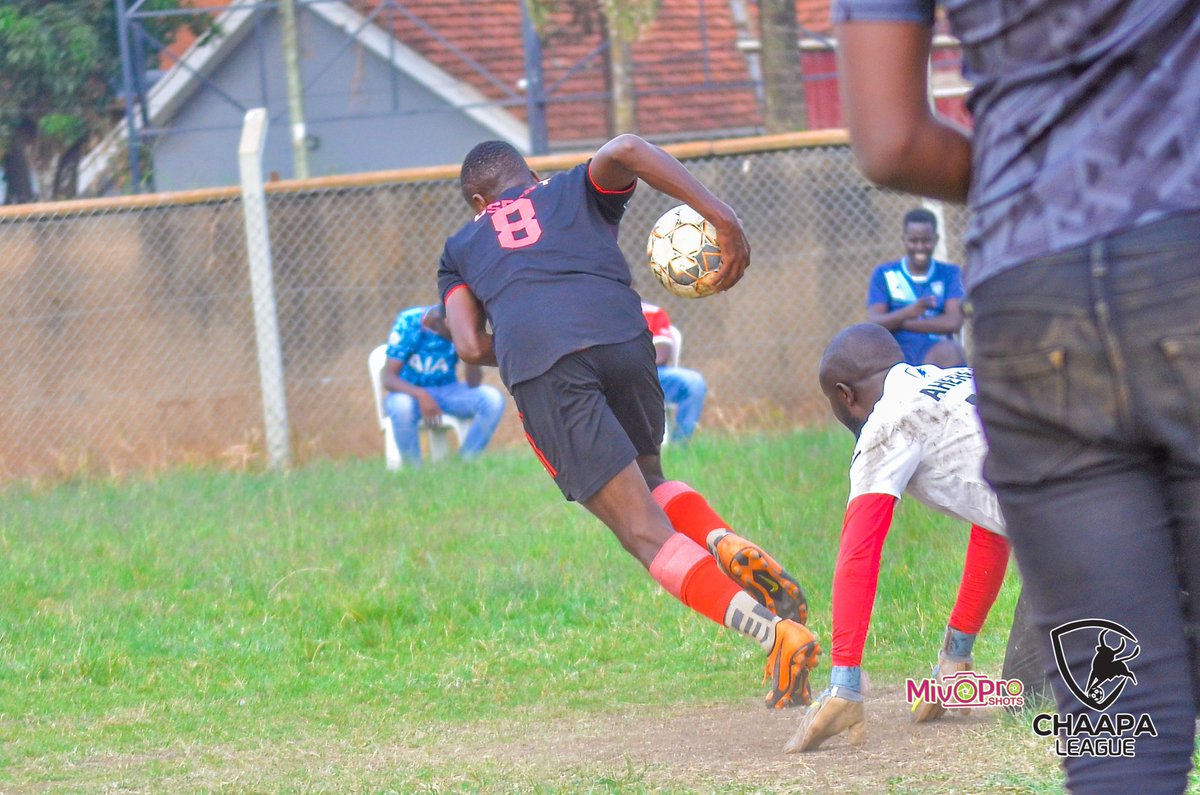 The goalkeeper should be the custodian of the ball! However, Kaunda watched on as Osbert ran away with it for a restart. This was goal number 7😂😂😂😂
<a href="/Chwezi_FC/">Chwezi FC ⭐⭐</a>  vs <a href="/dingiswayo_fc/">Dingiswayo FC</a> 
#Chaapaleague8 
#Obunuzi8