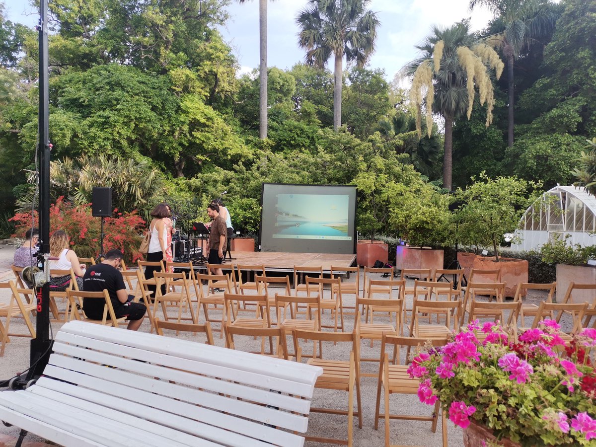 JardiBotanicUV's tweet photo. 🍹🎤🌿Ja queda menys perquè comence el 'Ciència a la fresca' 2023, sota el lema Ciència bonica😍amb:
@Dani_Pellicer 
@mariagmonera  
@eduardobarba_ 
I la música de: 🎶 #NovembreElèctric @NElctric 
Us esperem!
▶️https://t.co/OOAeNEF6G9 https://t.co/XPibn0yBPe
