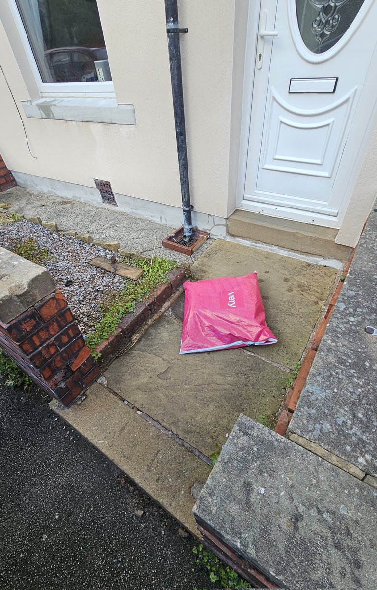Gazzydoo's tweet photo. @verynetwork You are so lucky this hasn't ended up as a replacement for a lost item. Not even hidden behind the wall, just there for anyone to see and steal. Time you got a reputable deliverer. This has happened many times 😕 https://t.co/KxJin19eMv