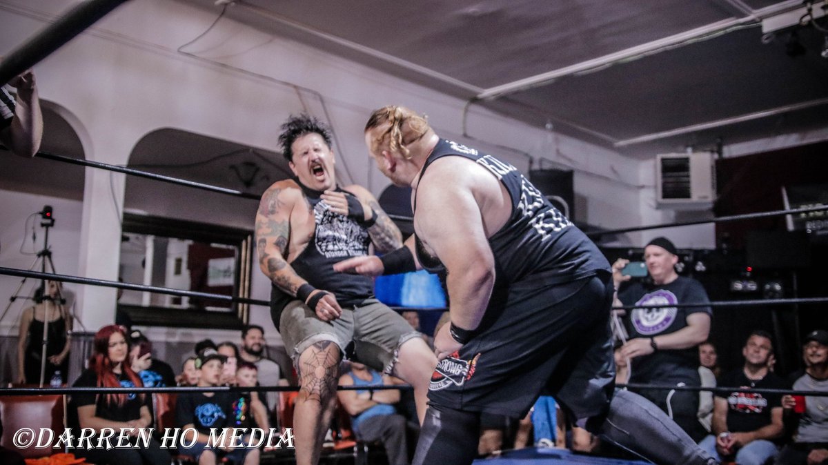 DarrenHoMedia's tweet photo. Damien Caines vs. @365EddieO at @365pw #SummerAssault at #WhiteEaglePolishHall in #JamesBay on June 16, 2023.

#365prowrestling #prowrestlingphotography #independentwrestling #prowrestling #professionalwrestling #wrestling #yyjevents #sportsphotography #wrestlingphotography #Beer https://t.co/Sp0Vloh96L