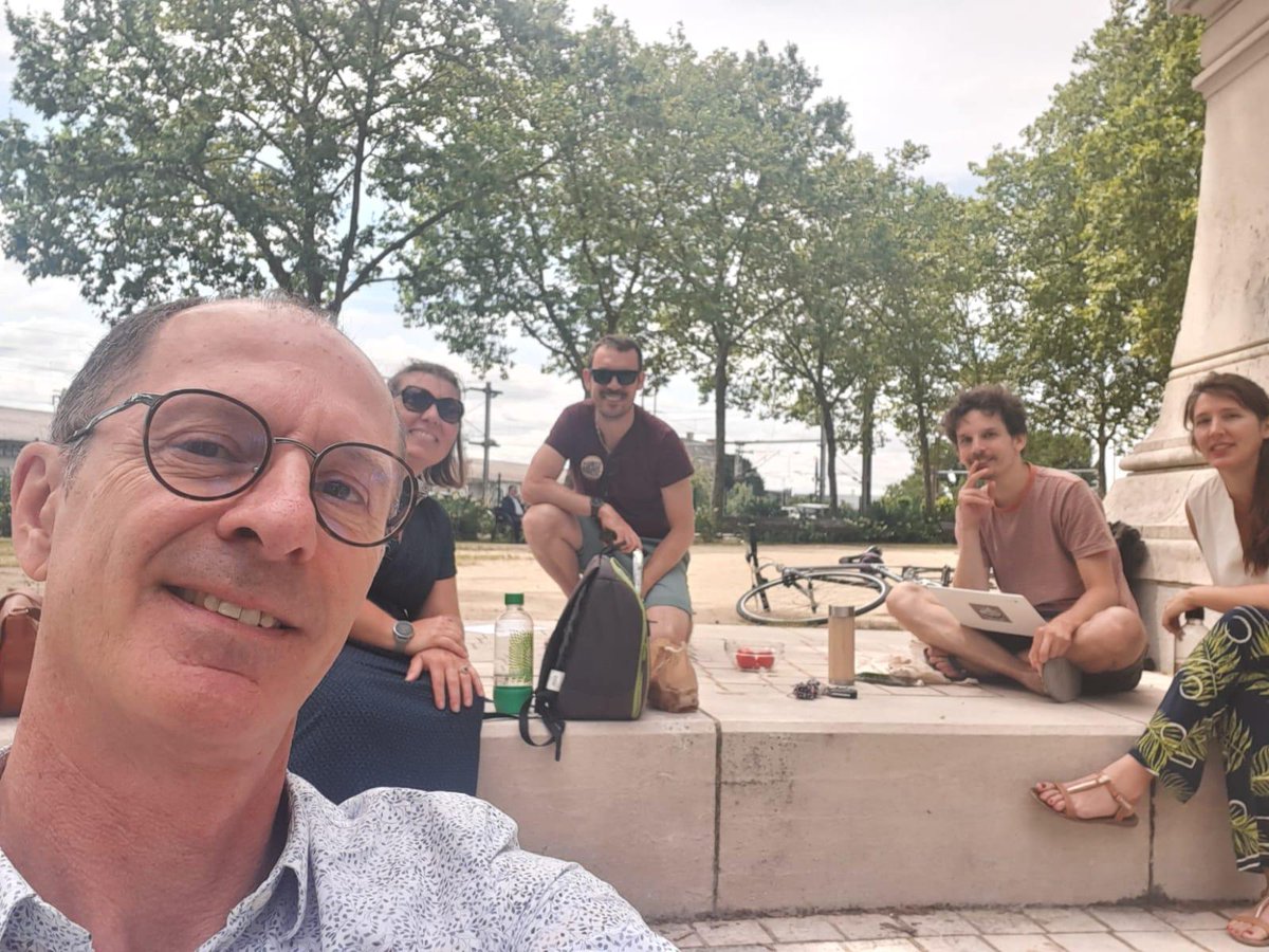 [RSE]🌱 Réunion pique-nique sur le thème du développement durable ce midi. Les idées ont fusé, avec l'aide de Stéphanie, la "petite nouvelle" de l'équipe 😃