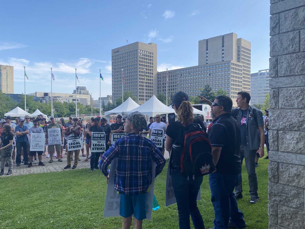 IBEWLocal636's tweet photo. We're blown away by the love and support from this incredible community. Thank you to everyone who joined us today @ottawacity hall, standing in solidarity for safer, better working conditions for @hydroottawa workers. 

#solidarity #grateful #safetyisserious 🙏💪✊ https://t.co/RASbF5E7ky