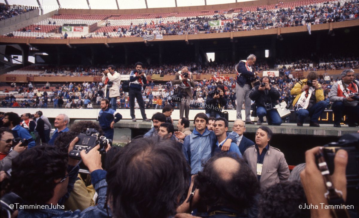 A veces un fotógrafo tiene que usar los codos... #CopaAmerica1987 #Uruguay #EnzoFrancescoli @Alzamendi_ok