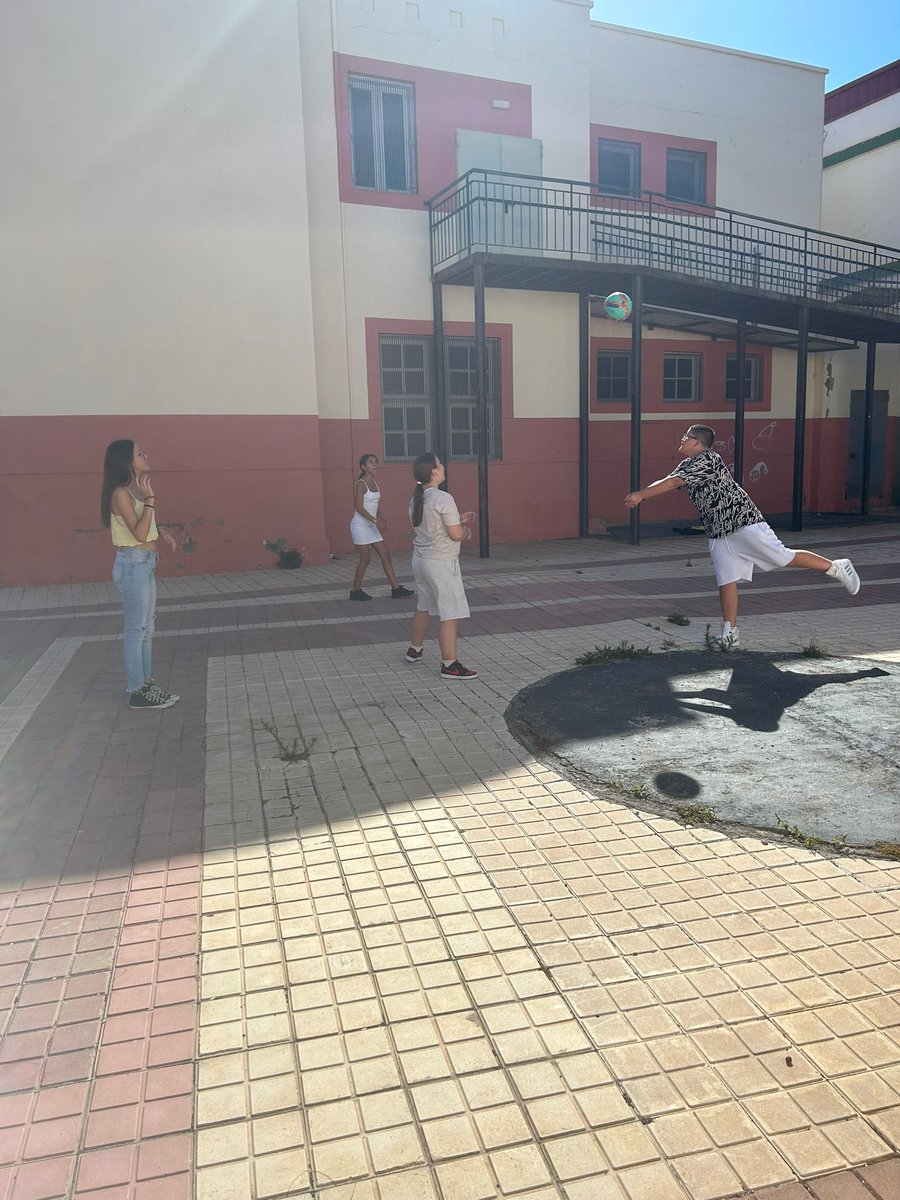 ingeniojoven's tweet photo. 🇮🇨 Convivencia Cochafisco 🇮🇨
En Junio teníamos la pretensión de realizar una convivencia alrededor de la tradición de la Noche de San Juan🔥🧞‍♀️. Y decimos la pretensión porque debido al 🌎 cambio climático 🌍 tuvimos que recoger antes la cosecha 🌱🪴🍋🍎 ¡lo disfrutamos igual!. https://t.co/LZYzl3cQHm