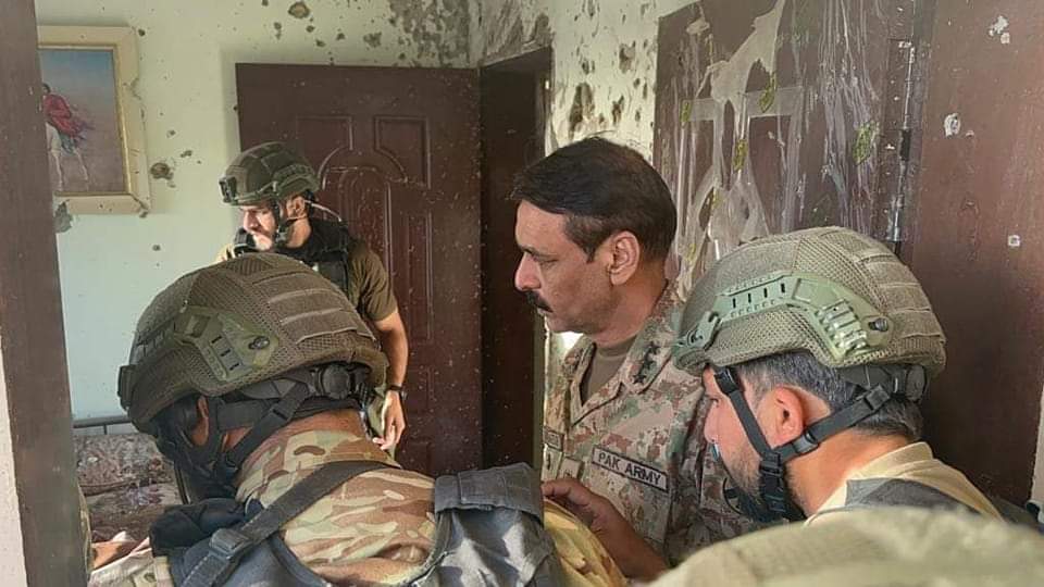 Asmatcomrade's tweet photo. اصف غفور د محال په ژوب ښار کې دی
و خپلو کسانو ته زموژ د پښتنو د وژلو پلان ور شايې بايد پښتانه ټول د ډالري جنګ مخ نيونه ونسي.
@OfficialDGISPR
@ManzoorPashteen
#ZhobIsUnderAttack https://t.co/qgkPyNB6jA