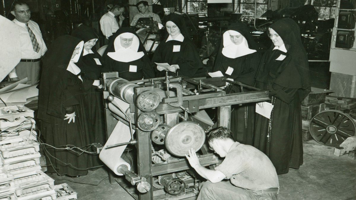DotExperience's tweet image. Our factory tour program is closed for renovations this summer, but we’ve been open for tours since the early 20th century. Here a group explores the braille floor in 1956. #FactoryTours #FieldTrips