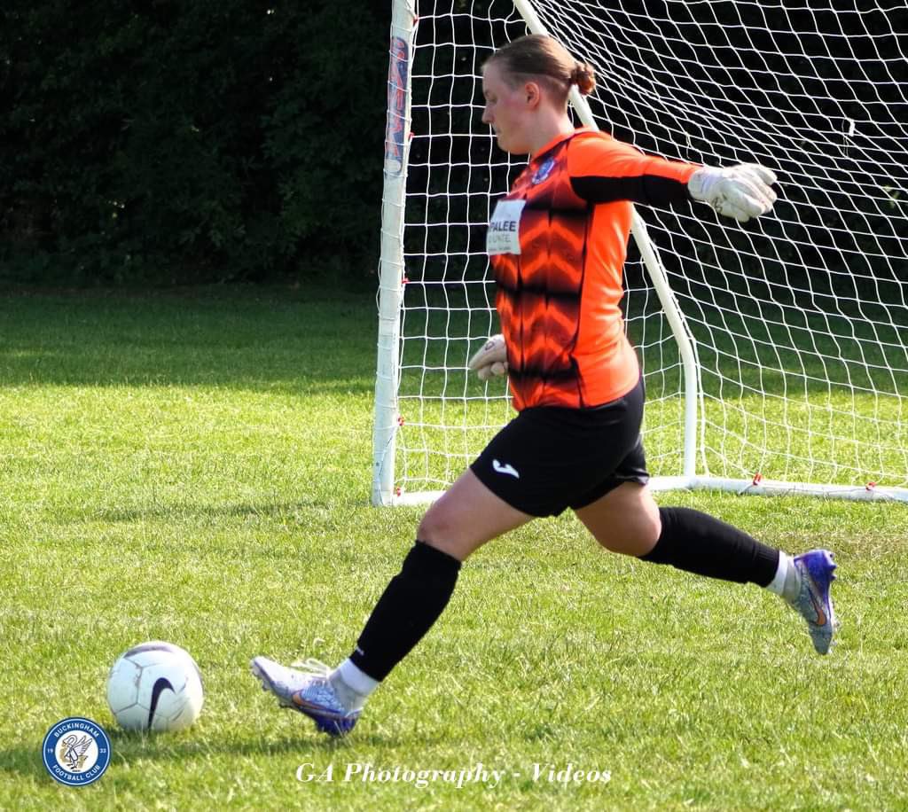 Isobel645's tweet photo. Can’t wait to get started with this team @thebuckinghamfc ⚽️🤝🏼 https://t.co/CMgT8se4iE