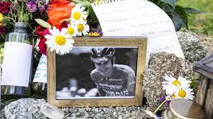 GalbaNerva's tweet photo. Bibamus, moriendum est (809): GINO MÄDER, ciclista suizo nacido en Flawil, q falleció tras una caída en la Vuelta Suiza en junio de 2023 con sólo 26 años. El talentoso corredor (me impresionó mucho pq era uno de mis ciclistas jóvenes favoritos) en 2021, su año de explosión, ganó https://t.co/9GR53SC1As