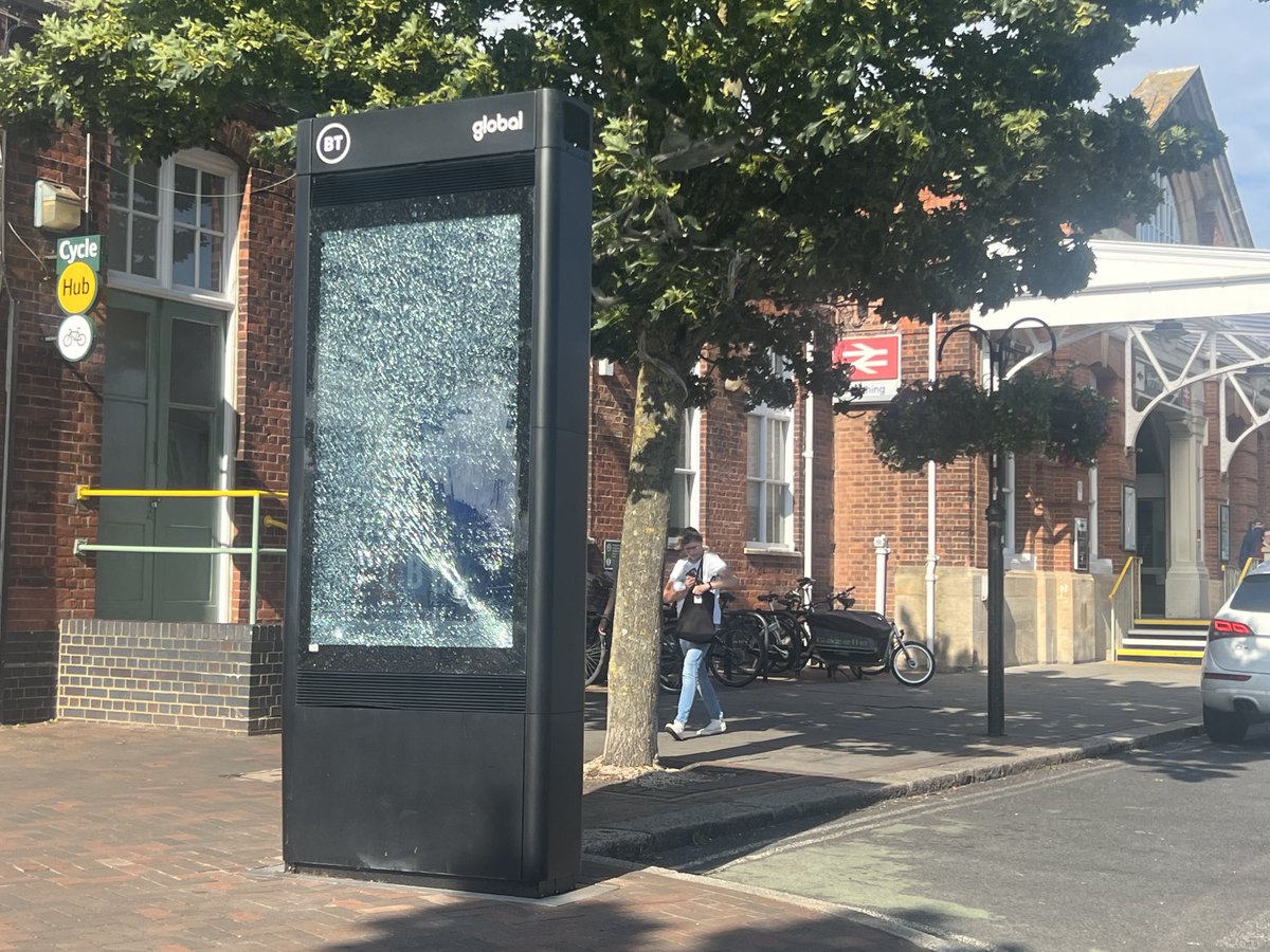 brightonsnapper's tweet image. And another bites the dust #worthing #vandals #railwayapproach