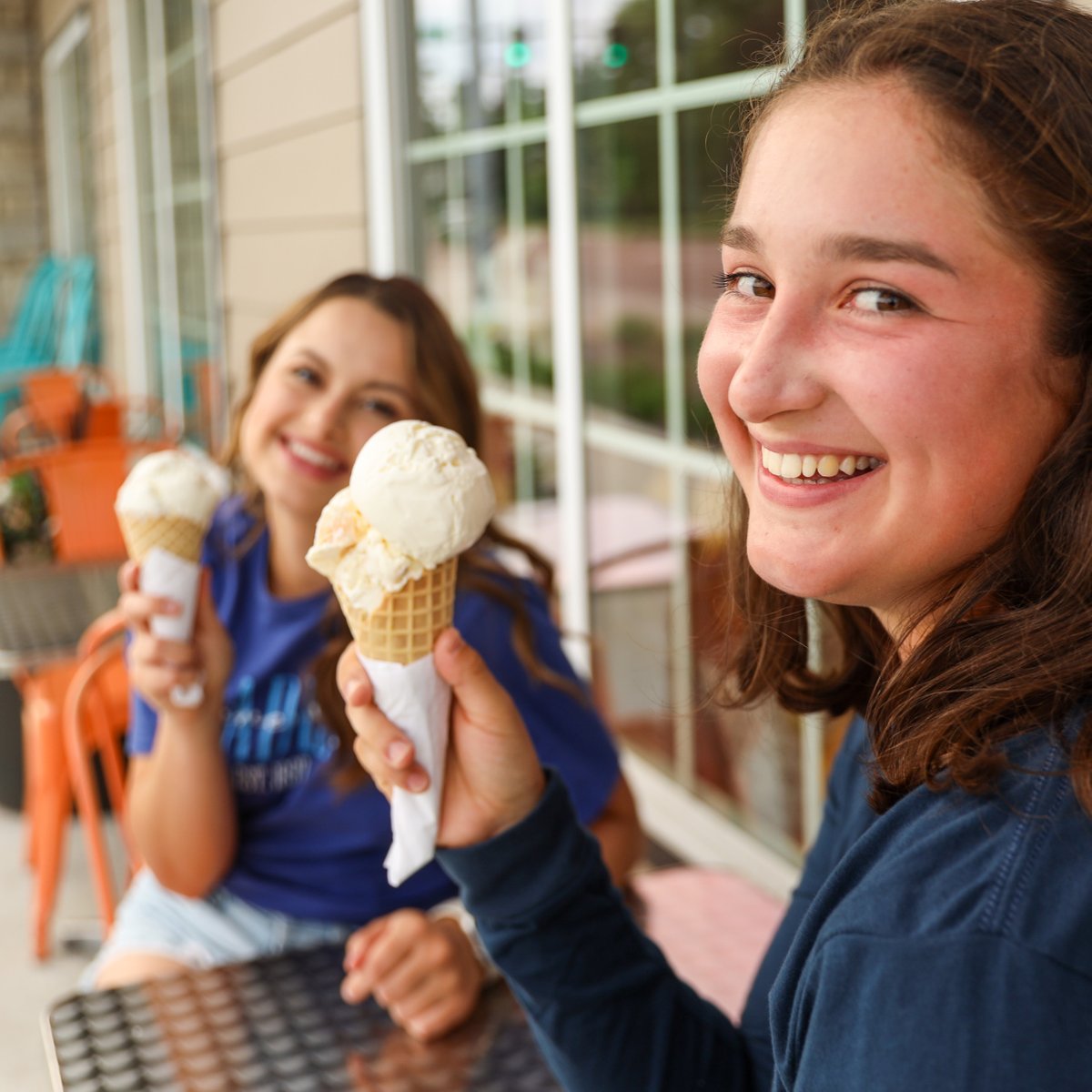 bradleyu's tweet photo. Students are having a #PurelyPeoriaSummer thanks to our friends at @DiscoverPeoria 😎☀️ Camryn &amp; Anna went to Yeni’s Palarte after reading about their unique ice cream flavors here: https://t.co/FItzqe93Ar 
Visit Discover Peoria for inspiration &amp; start your #PurelyPeoriaSummer! https://t.co/oqn7E9mFnC