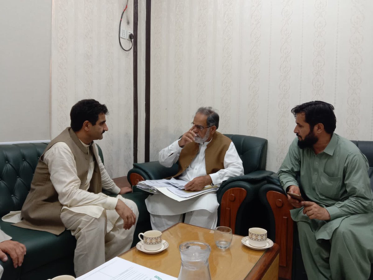 HManzoorkhan's tweet photo. یبر پختونخوا کے نگران وزیر ایکسائز وانسدد منشیات حاجی منظور خان افریدی کا نگران وزیراعلی کے مشیر برائے تعلیم رحمت سلام خٹک سے ملاقات۔  قبائلی اضلاع میں تعلیمی نظام کی بہتری، سہولیات کی فراہمی اور اساتذہ کی کمی پوری کرنے پر تبادلہ خیال https://t.co/whTQYfPnCB