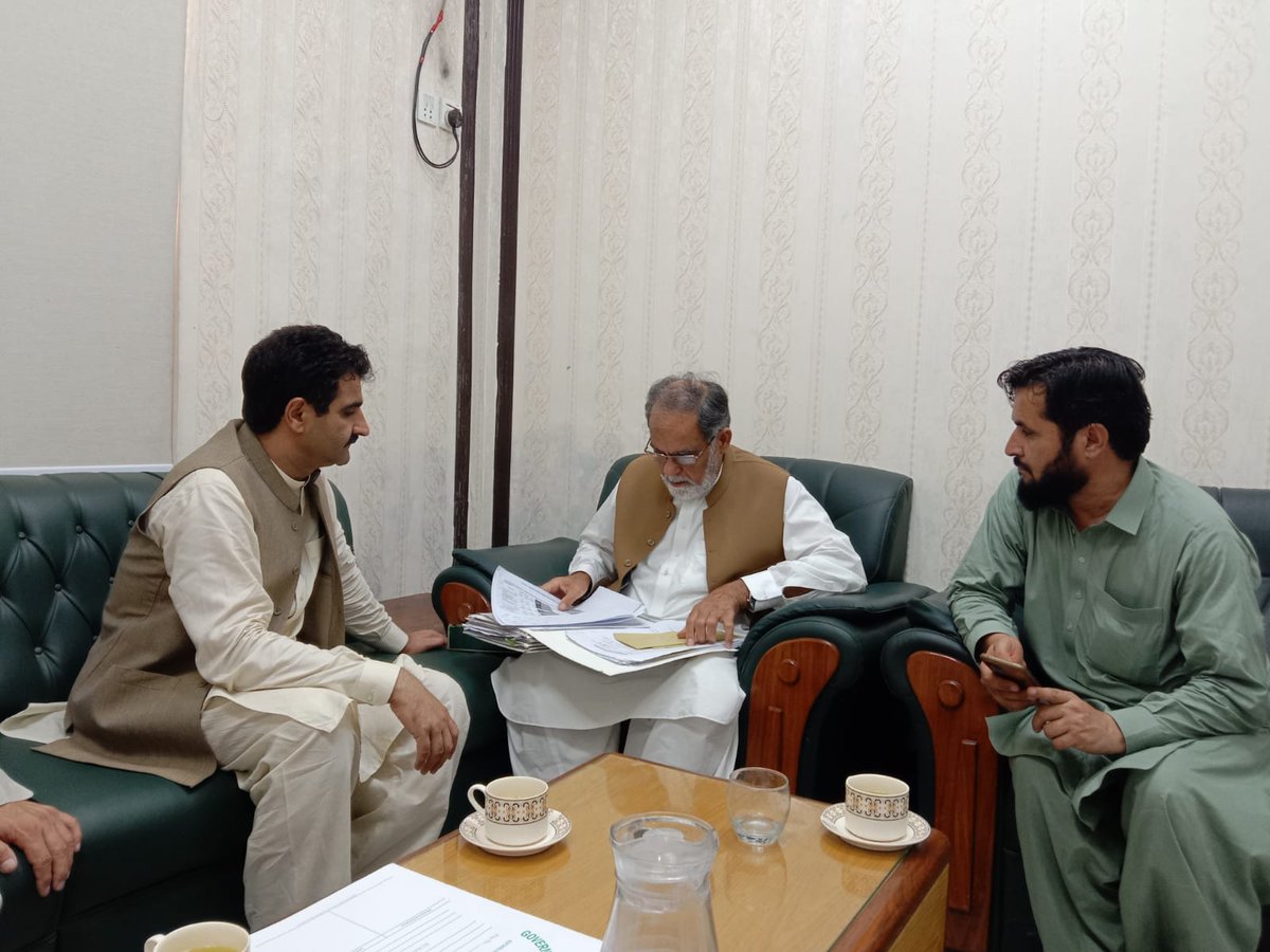 HManzoorkhan's tweet photo. یبر پختونخوا کے نگران وزیر ایکسائز وانسدد منشیات حاجی منظور خان افریدی کا نگران وزیراعلی کے مشیر برائے تعلیم رحمت سلام خٹک سے ملاقات۔  قبائلی اضلاع میں تعلیمی نظام کی بہتری، سہولیات کی فراہمی اور اساتذہ کی کمی پوری کرنے پر تبادلہ خیال https://t.co/whTQYfPnCB