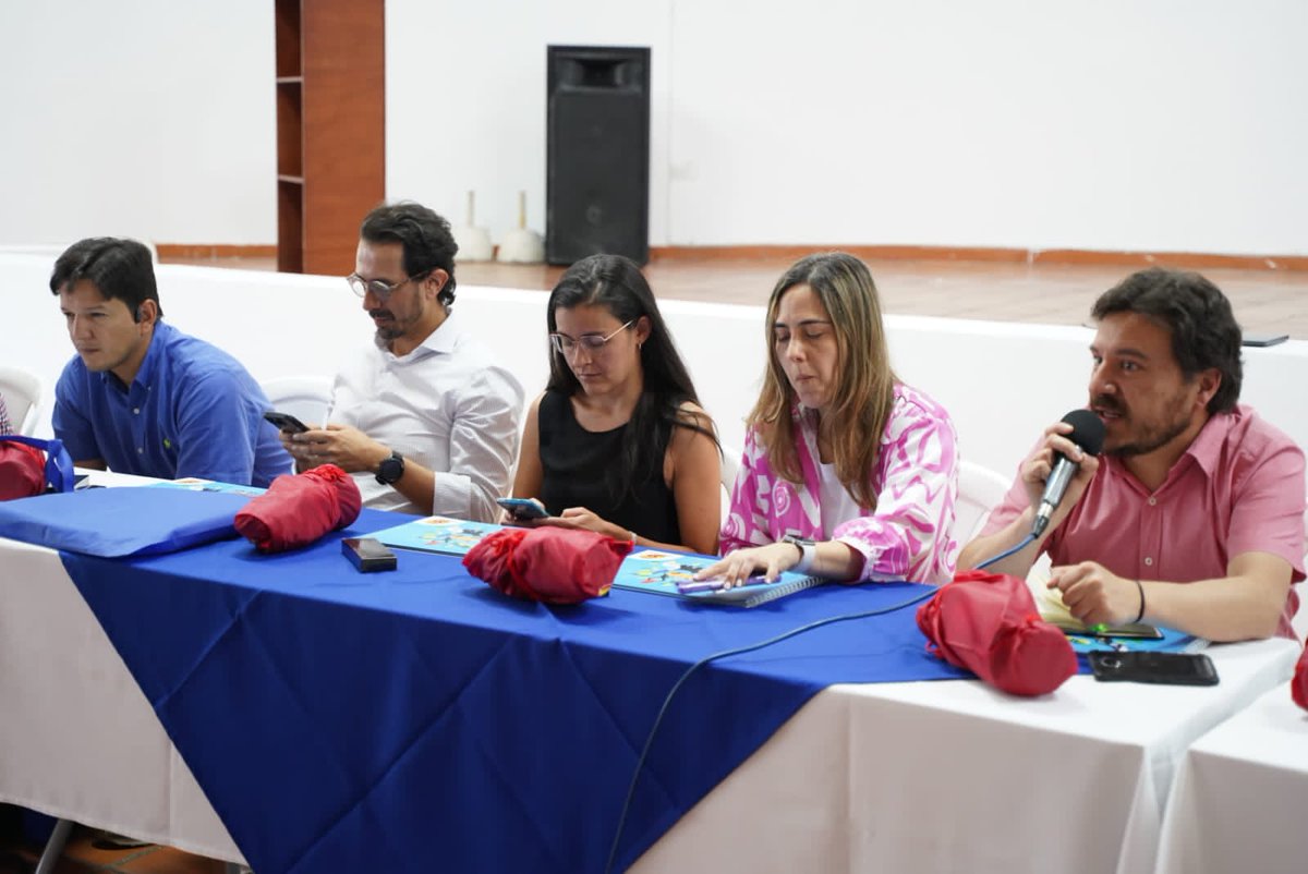 EMCALIoficial's tweet photo. Hoy estuvimos en reunión con @AcueductoBogota y @ACODAL compartimos experiencias sobre experiencias de operación y eficiencia energética en la operación del sistema.

#EmcaliMasCercaDeTi https://t.co/OtcLBs5JmO
