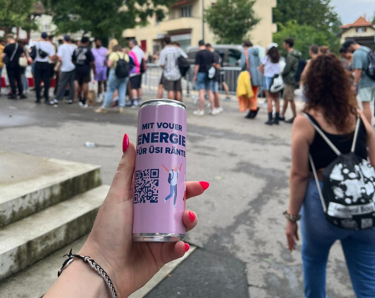 JungfreisinnBE's tweet photo. Gemeinsam mit der @RentenVI sind auch wir am Gurtenfestival präsent und versüssen die Wartezeit mit einem #EnergyDrink für unsere Renten. Mit diesem #Boost kann man nicht nur länger arbeiten, sondern den Gurten auch zu Fuss erklimmen. #GRTN23 @fdp_bern @jfkoeniz #WahlCH23 https://t.co/vmcNHFWzcs