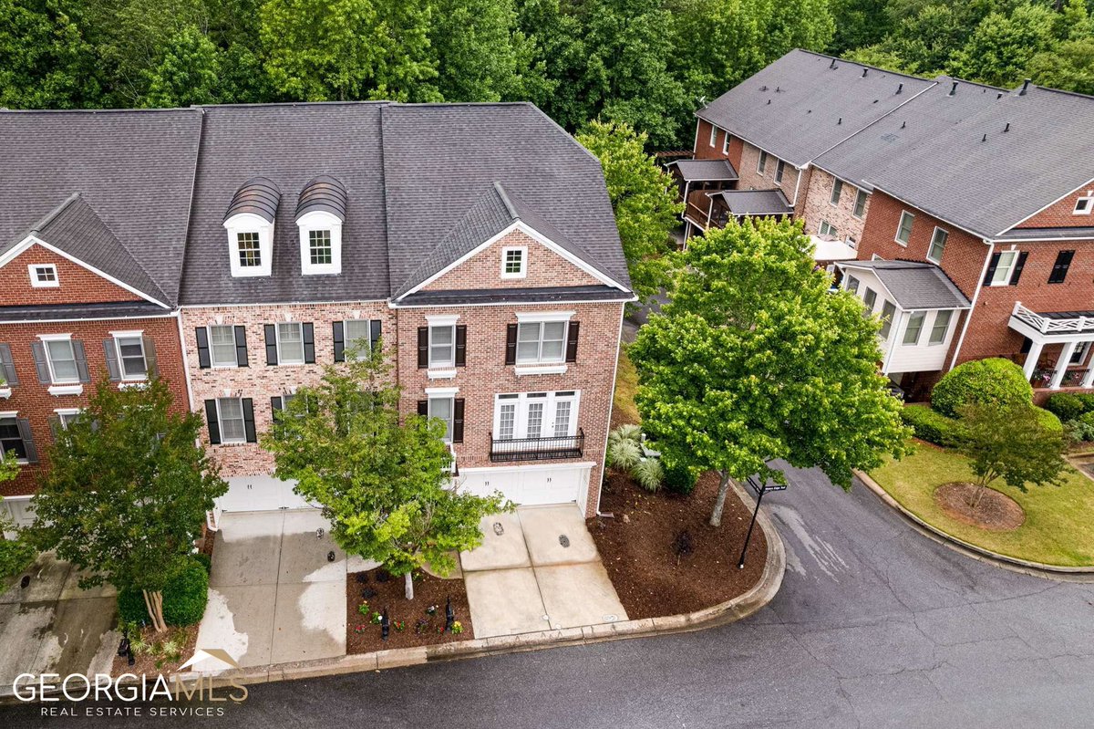 ctlefrancois's tweet photo. Ready for a change? This 4 BD/ 4 BA in Roswell won't be on the market long.  https://t.co/8h4FDbomC3 https://t.co/98H8hTi0f6