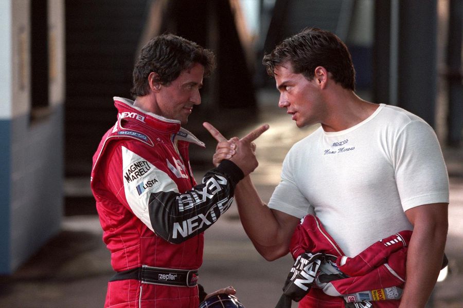 ADM_CuentaChile's tweet photo. Pedro Pascal tras triple nominación a los premios #Emmys2023: "Supe que quería ser actor y triunfar en Hollywood cuando ví a Cristian de la Fuente trabajar con Stallone en Driven. Pensé; si ése malo culiao sin talento puede, yo la hago de oro". https://t.co/8w3AqVjglM