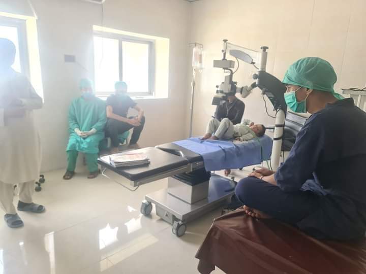 This innocent child has been lying on the operation table in the surgical theater of Skardu Regional Hospital for the past 3 hours. Despite the child's severe mental distress and the presence of doctors, there is a lack of electricity in the surgical theater
#Skardu
© <a href="/asif_naji/">Asif Naji</a>