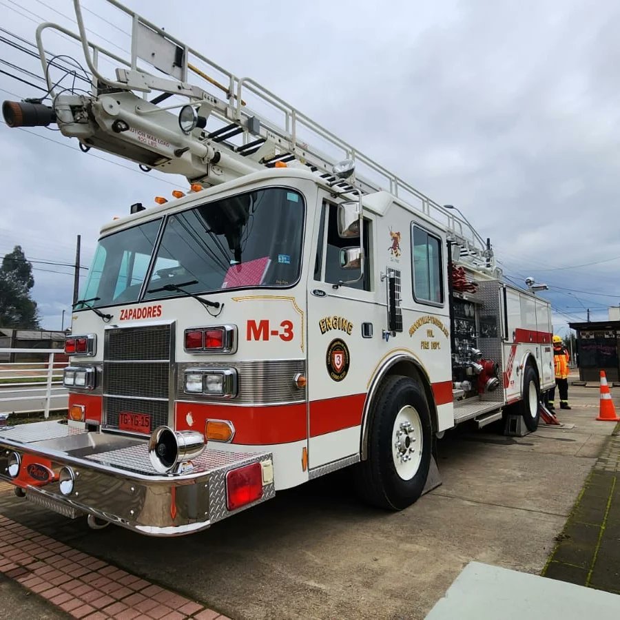 TerceraCerroAlt's tweet photo. Ayer se puso en servicio nuestra Dama Blanca, la Unidad M-3, un carro Pierce, Modelo Telesqurt, año 92.  Pasando a ser la primera unidad de éste tipo en la Provincia de Arauco.
Estamos seguro que prestará un excelente servicio a nuestra comuna y provincia.
"SERVIR RARA CRECER" https://t.co/ptQBh6MOUt