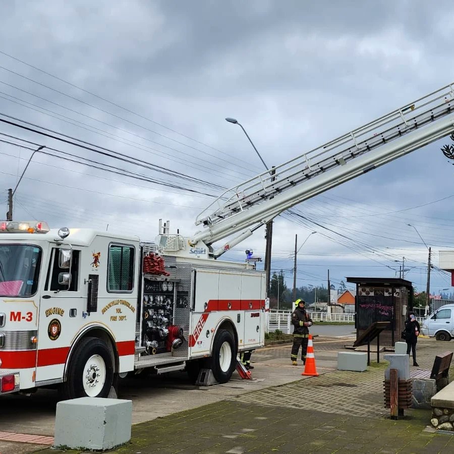 TerceraCerroAlt's tweet photo. Ayer se puso en servicio nuestra Dama Blanca, la Unidad M-3, un carro Pierce, Modelo Telesqurt, año 92.  Pasando a ser la primera unidad de éste tipo en la Provincia de Arauco.
Estamos seguro que prestará un excelente servicio a nuestra comuna y provincia.
"SERVIR RARA CRECER" https://t.co/ptQBh6MOUt