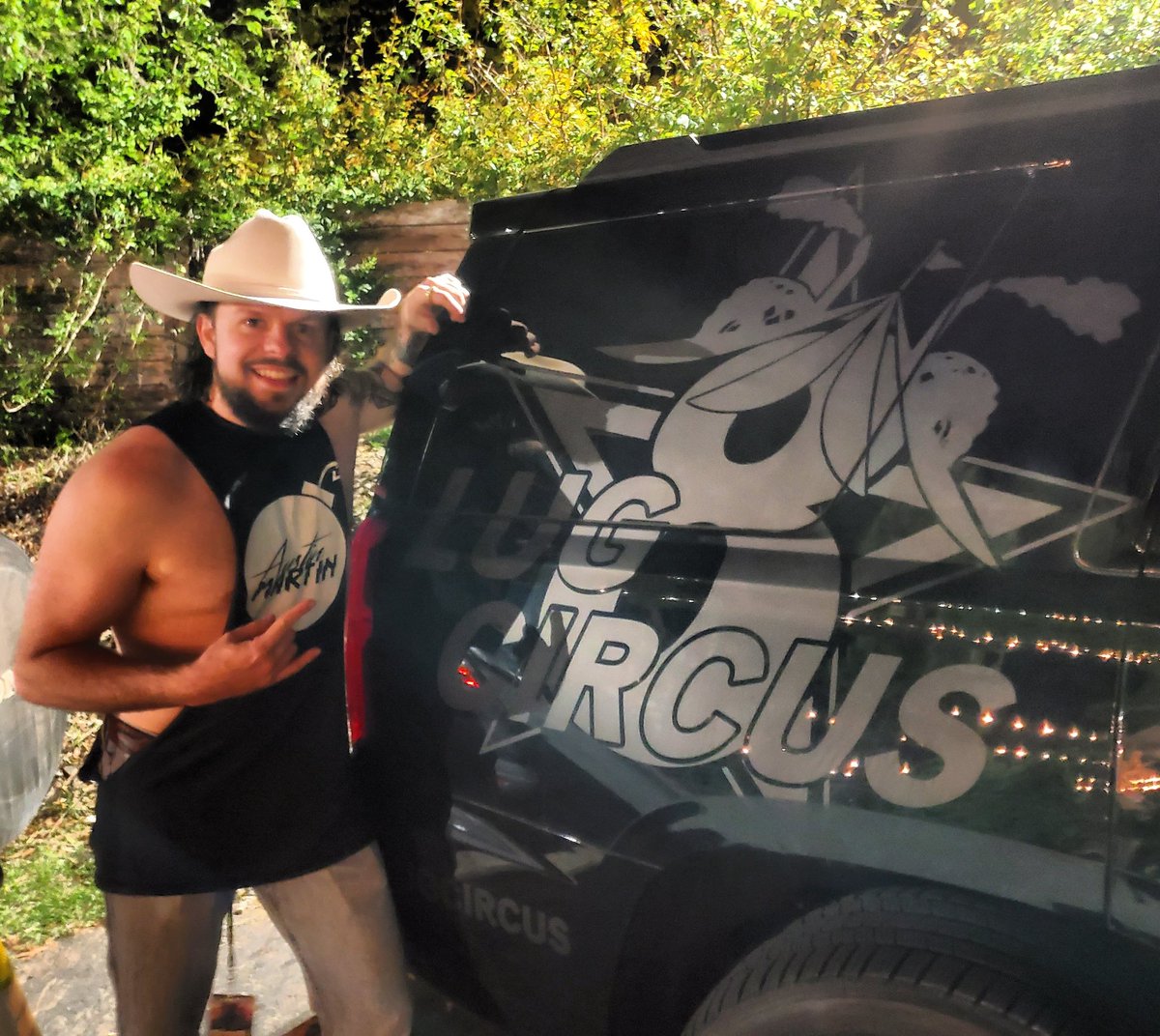 8LUGCIRCUS's tweet photo. @AustinMartin406 hangin' with The Lug #scarsandstripestour show with @OverTimeMusic @CrucifixMusic @SeanPEast @ShawnParisMusic 

#8lugcircus #bohspecialists #austinmartinmusic #austinmartin #nashvillemusic #Nashville #charlottenc #countrystrong #countrymusic #eventteam https://t.co/5XWIG61oF5
