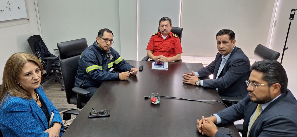 Hoy nos reunimos con representantes de la <a href="/AsoHotelAzuay/">ASOCIACION HOTELERA DEL AZUAY</a> con el objetivo de socializar los cambios en los sistemas contra incendios para los hoteles de #Cuenca.
En los próximos días empezará la capacitación al personal para garantizar la seguridad de empleados y huéspedes.