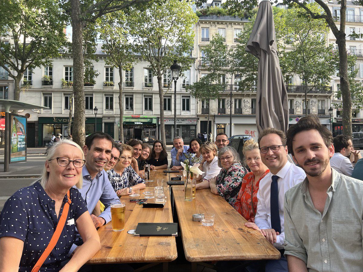 matparis10's tweet photo. Merci à @SylvainMaillard d’être venu hier à la soiree d’été de la majorité présidentielle du 10e rue Rene Boulanger.
Une équipe unie pour porter nos valeurs et se mobiliser pour améliorer le quotidien des habitants de notre arrondissement. 
@RE_Paris10 @Horizons10e @MoDemParis10 https://t.co/iD4kDNniHx