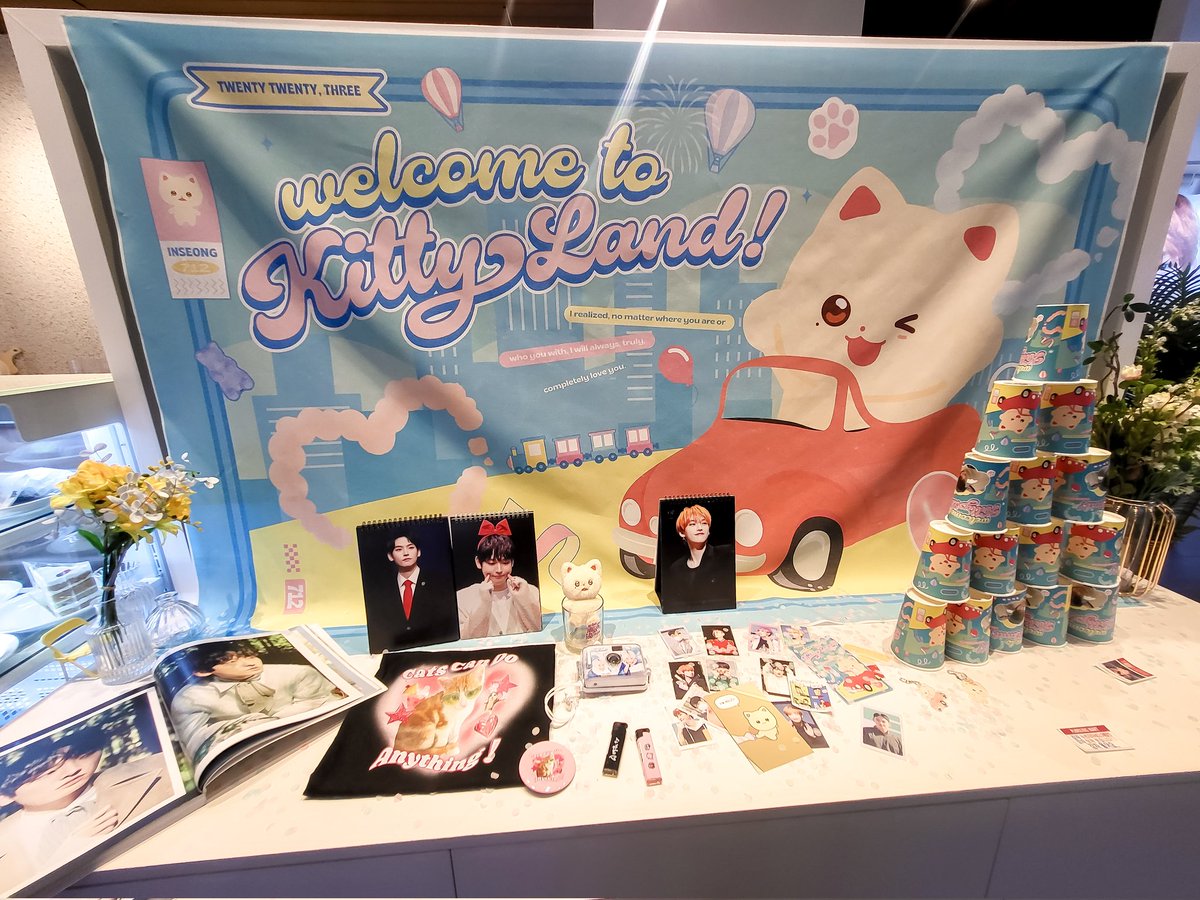 forKy_IS_9's tweet image. 액자로 인성이의 역사(?가 한눈에 보이는게 감덩포인트,,,💧큰공간 곳곳에 애정이 듬뿍 담겨져있었고 특히 성냥이가 넘 깜찍해서 아쥬 깨물어주고 싶었는데 마카롱은 품절돼버린🤦🏻‍♀️ 그래두 너무 행복했어여♥️

#WELCOME_TO_KITTYLAND