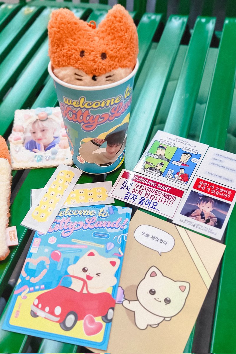 forKy_IS_9's tweet image. 액자로 인성이의 역사(?가 한눈에 보이는게 감덩포인트,,,💧큰공간 곳곳에 애정이 듬뿍 담겨져있었고 특히 성냥이가 넘 깜찍해서 아쥬 깨물어주고 싶었는데 마카롱은 품절돼버린🤦🏻‍♀️ 그래두 너무 행복했어여♥️

#WELCOME_TO_KITTYLAND