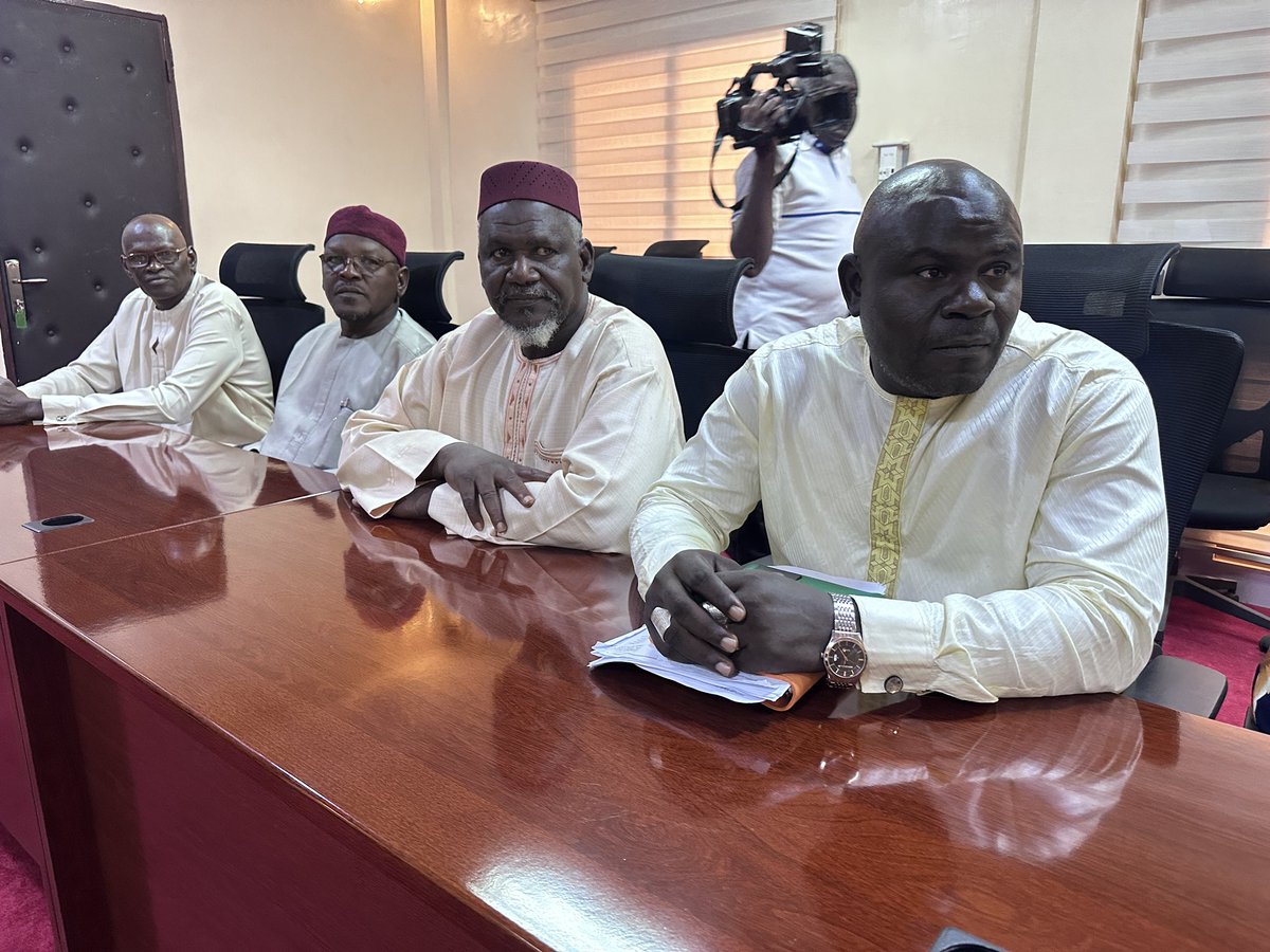 SEM le Premier Ministre, a reçu, ce mercredi 12 juillet 2023, des mains de la Présidente du Conseil National de Régulation du Secteur des Transports,
madame Yahaya Baaré
Aoua Abdou, le rapport annuel d'activités 2022.
C'était en présence du
DIRCAB/PM des autres membres de l'ARST.