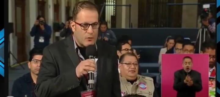 LdaCantinas's tweet photo. "No me cambie las palabras señor presidente, (...) Yo no vengo a hacer politiquería".

El héroe sin capa del día de hoy es este reportero que como todo profesional en su ramo encaró al presidente y lo bajo de su nube, le dijo que el país está siendo absorbido por la delincuencia organizada mientras AMLO no hace nada pues él se maneja en el terreno de "los otros datos", todo con respeto y paciencia pues, parafraseando, lo valiente no quita lo cortés, aplausos.