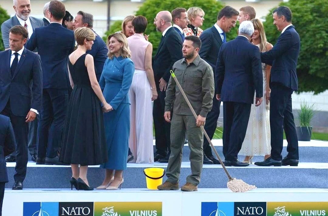 f_asselineau's tweet photo. DÉTOURNEMENT D'UNE PHOTO DU SOMMET DE L’OTAN À VILNIUS
Je relaie ci-dessous ce cliché détourné, plein d'humour noir, qui circule sur Internet.
On y voit Zelensky isolé,ayant échoué à faire entrer l'🇺🇦 dans l'OTAN,et ramené à sa triste condition de larbin des🇺🇸et de leurs vassaux. https://t.co/Z8KlhgUkQX