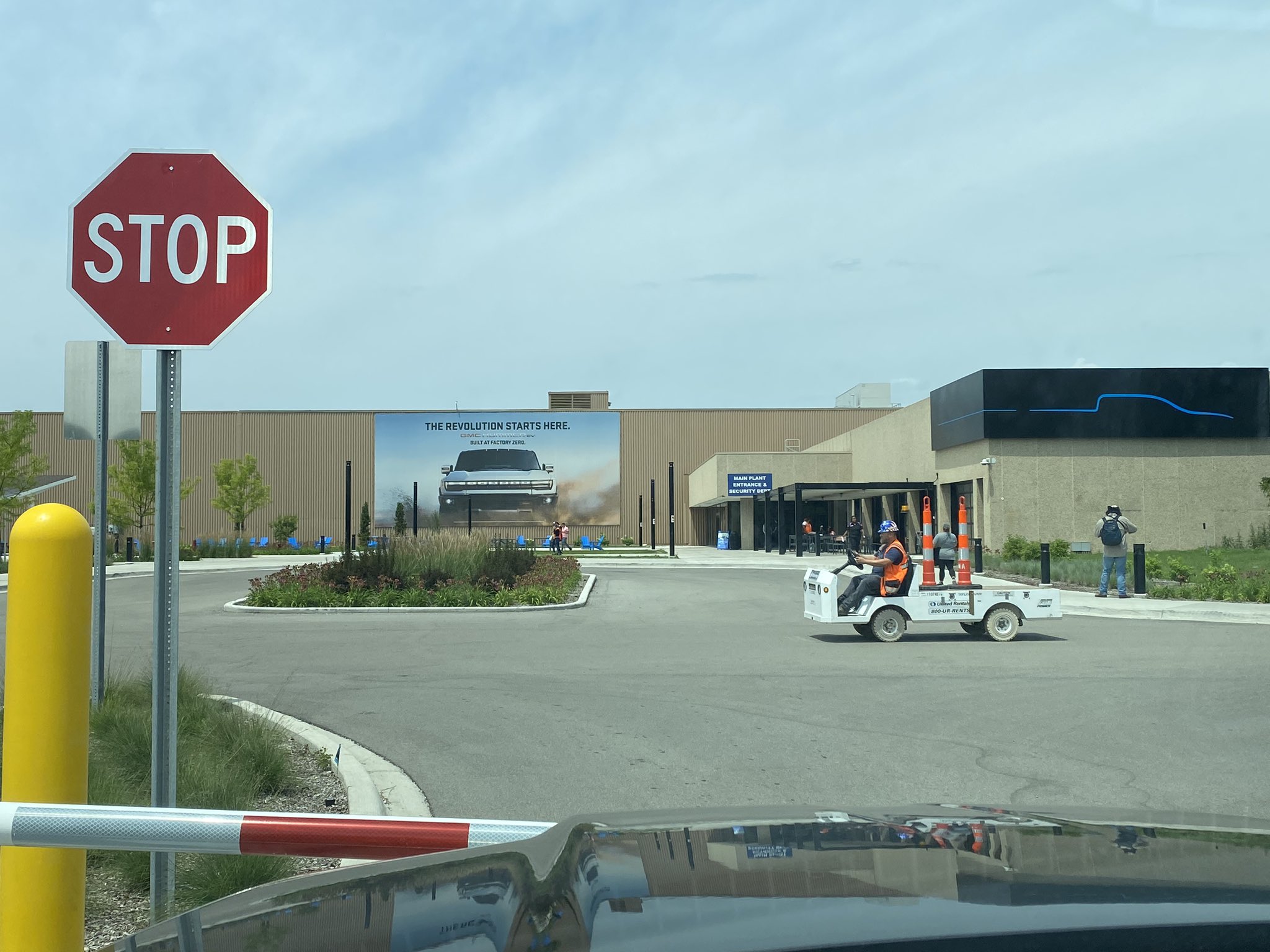 Michael Wayland on Twitter "Stop 2/3 of the UAW’s handshake tout of