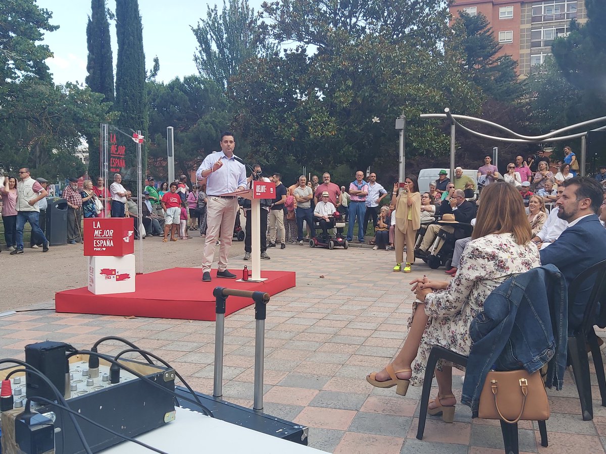 📍Arrancamos el acto público con <a href="/patxilopez/">patxilopez</a> en el parque Félix Rodríguez de la Fuente

🗣<a href="/danidelarosa/">Daniel de la Rosa / ❤🤎</a> comienza con un agradecimiento a los más de 11.000 votantes del PSOE en Gamonal el #28M 

"Os volvemos a necesitar para el 23-J", dice y apela al voto util

🌹#VotaPSOE