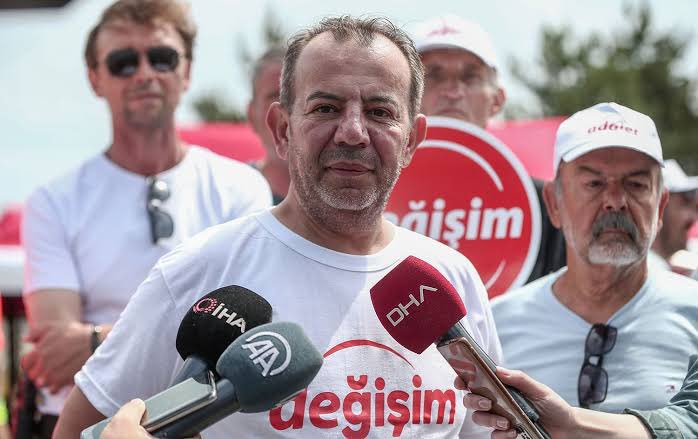 Hadsiz ,Saygısız ve terbiyesiz bir adam Tanju Özcan...CHP genel merkezinin önünde Kılıçdaroğlu’nu yuhalatıp Diktatör Kemal diye slogan attırıyor…çizgiyi aştı ve işi şova döktü..geçici ihraç edildimisti şimdi kesin ihraç edilmeli..!!