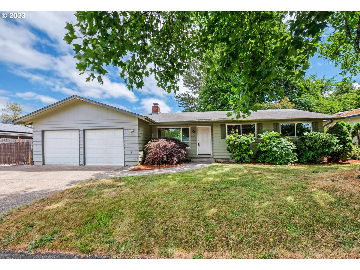 RealtressKim's tweet photo. Do you know someone looking for a great #property in #Eugene?   #realestate https://t.co/uFpXuKH9lC https://t.co/nM7ctDoHHU