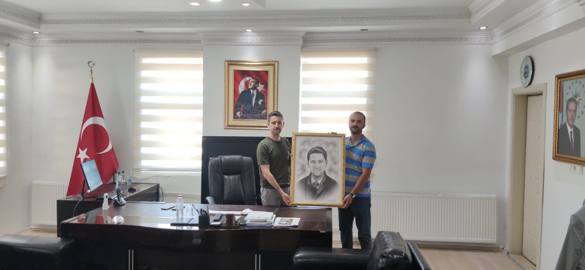 İlçe Özel İdare Müdürlüğü personeli Emre Gümüşsoy, kaymakam İrdelp’i ziyaret ederek tedavi süreci boyunca vermiş olduğu destek nedeniyle teşekkür etti ve yapmış olduğu tablo çalışmasını hediye etti. 

Personele güzel hediyesi için teşekkür ediyor, sağlıklı,huzurlu ömür diliyoruz.