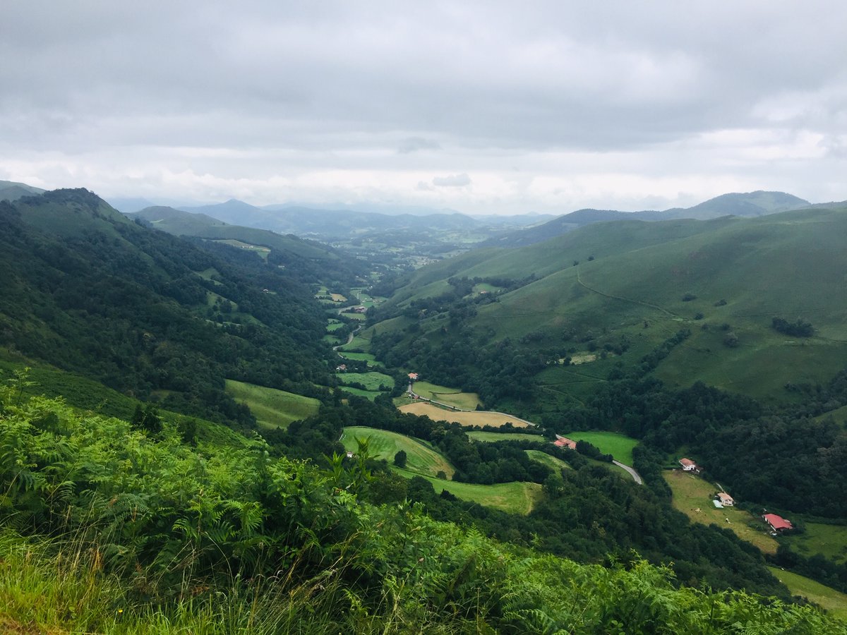 ERationnelle's tweet photo. Un tweet un peu plus léger pour vous faire aimer les vacances à vélo. J'ai fait mon 4ème col dans les Pyrénées, un col quasi inconnu dont vous n'avez surement jamais entendu parler au nom imprononçable: le col de Burdincurutcheta. #teamvelo⏬ https://t.co/8f1yg0HutC