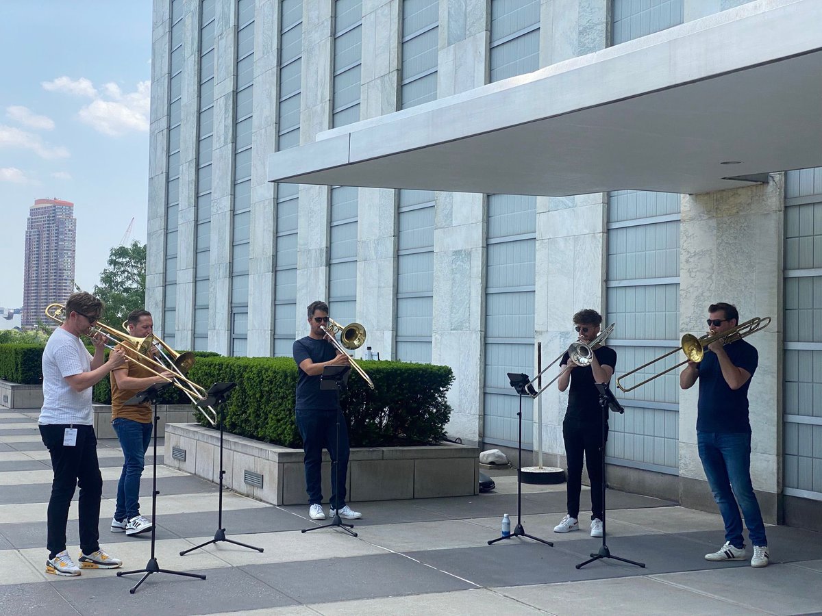 #HLPF2023 🌿 participants enjoyed a lovely sunny lunch break at the 🇺🇳 GA Plaza today with live music by the 🇧🇪 quintet “Crossbones Trombones”. A special thanks to <a href="/FlandersintheUS/">Flanders in the USA</a> for making this mini-concert possible.