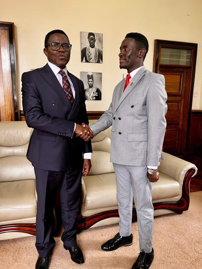 cpmayiga's tweet photo. Frobisher Bwanika (ddyo wange); Shafiq Mmiiro (amuddiridde); Stuart Jjingo (kkono wange); ne Samuel Ssekandi, nga bantegeeza ebifa ku ntambuza y'amawulire ku mitimbagano. Twabakwasa omulimu gw'okutumbula emikutu gyaffe ku mitimbagano. 1/2 https://t.co/NmWDJebOq0