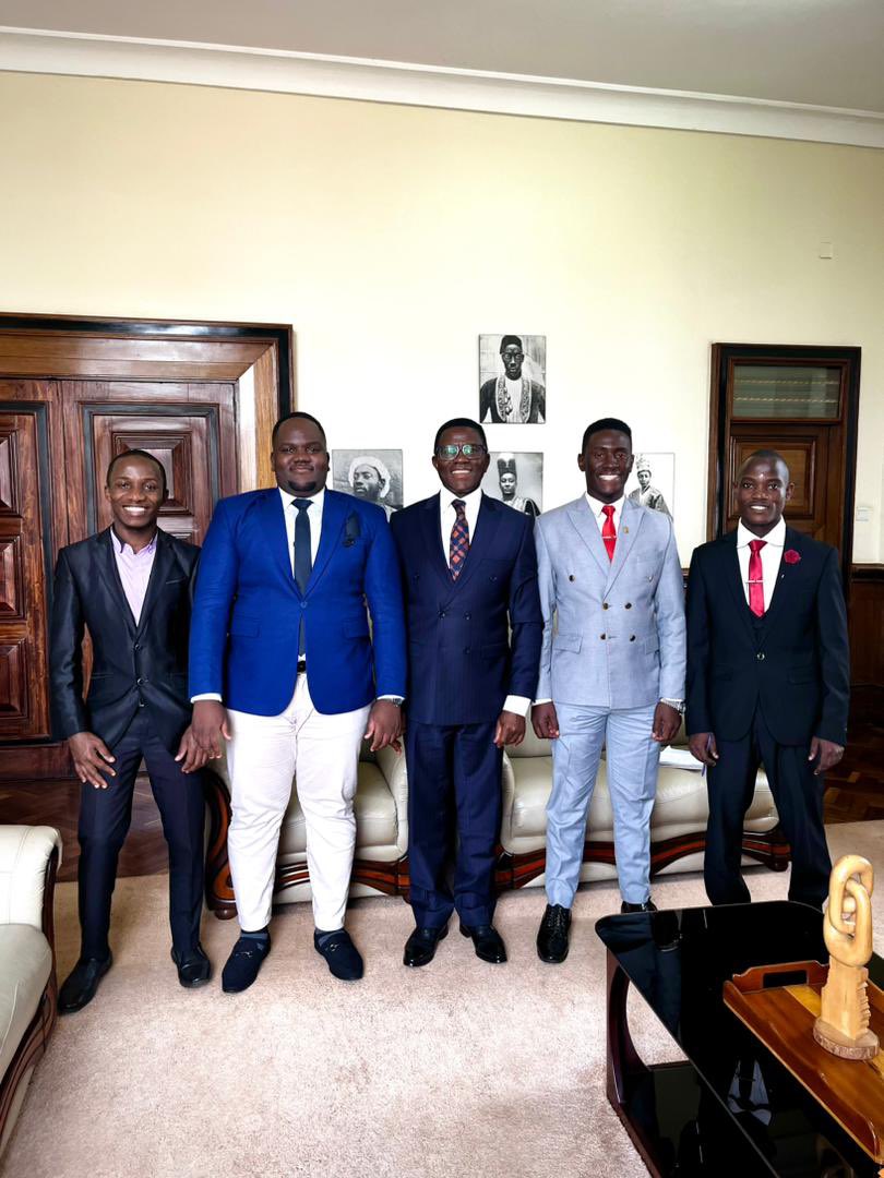 cpmayiga's tweet photo. Frobisher Bwanika (ddyo wange); Shafiq Mmiiro (amuddiridde); Stuart Jjingo (kkono wange); ne Samuel Ssekandi, nga bantegeeza ebifa ku ntambuza y'amawulire ku mitimbagano. Twabakwasa omulimu gw'okutumbula emikutu gyaffe ku mitimbagano. 1/2 https://t.co/NmWDJebOq0
